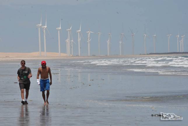 Os sobrinhos Leo e João Pedro, durante a caminhada entre Fortim e Canoa Quebrada, no litoral do Ceará